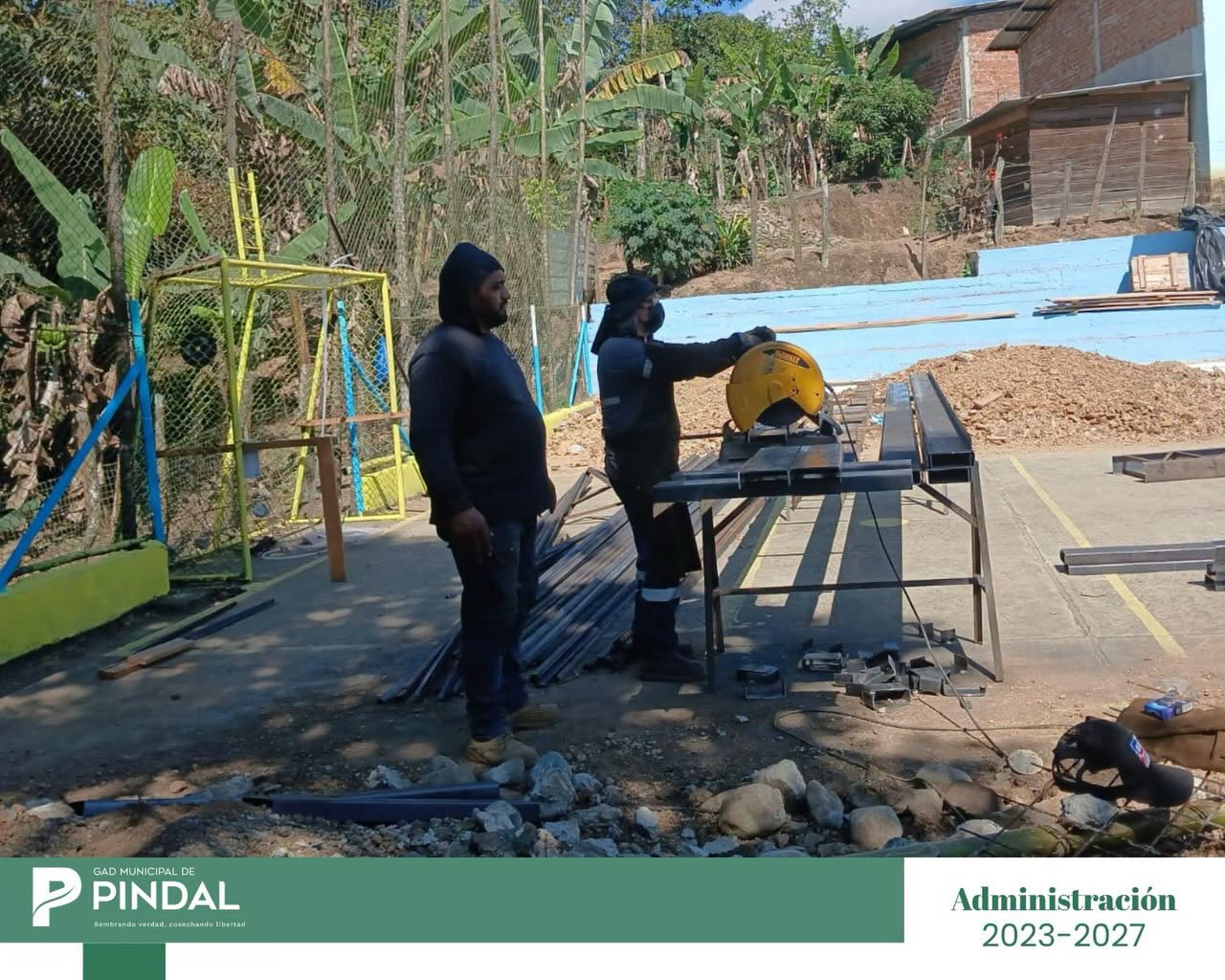 Trabajadores en construcción de cubierta en Curiachi