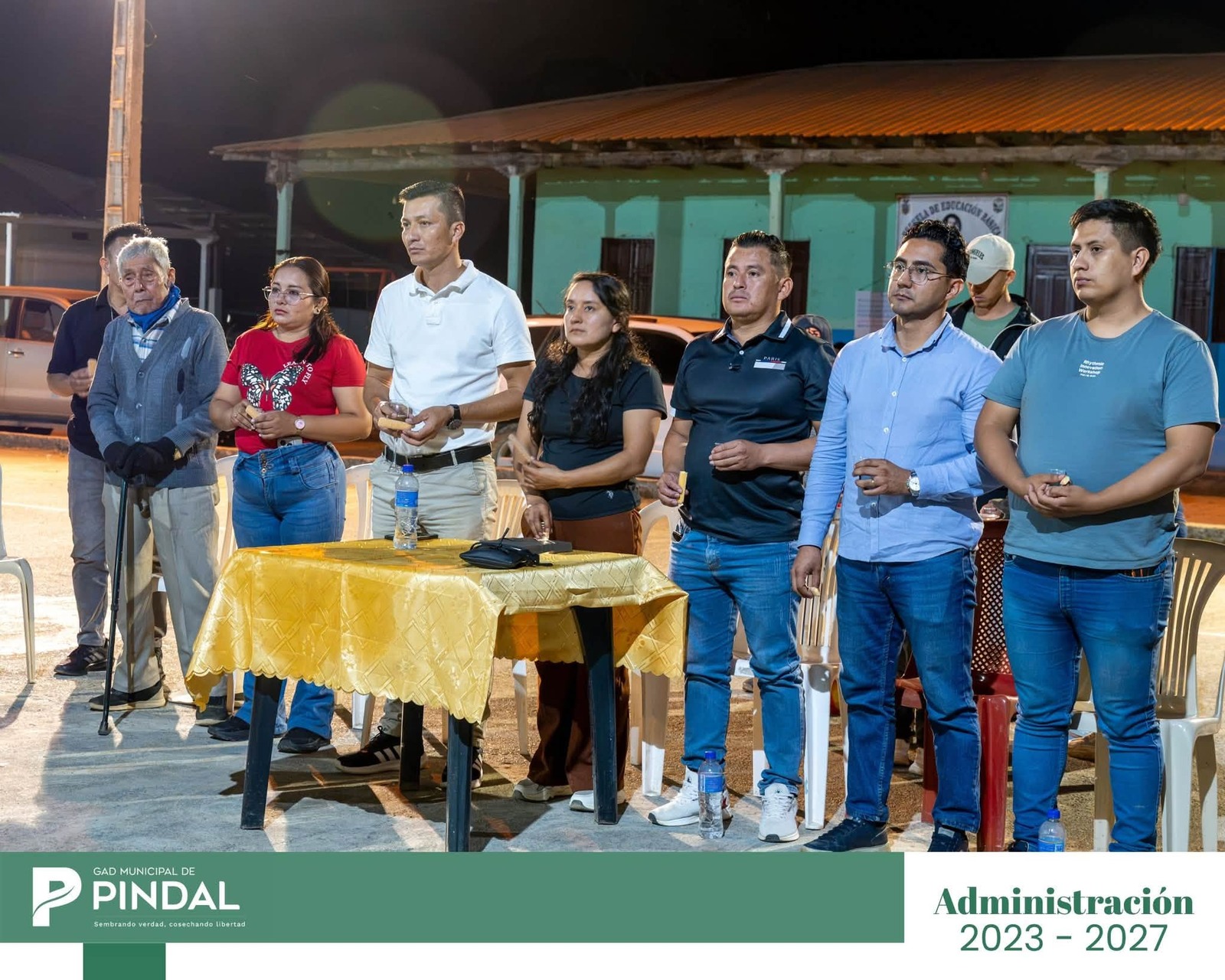 Alcalde de Pindal en la socialización de la cubierta para el barrio Cochas de Pindal
