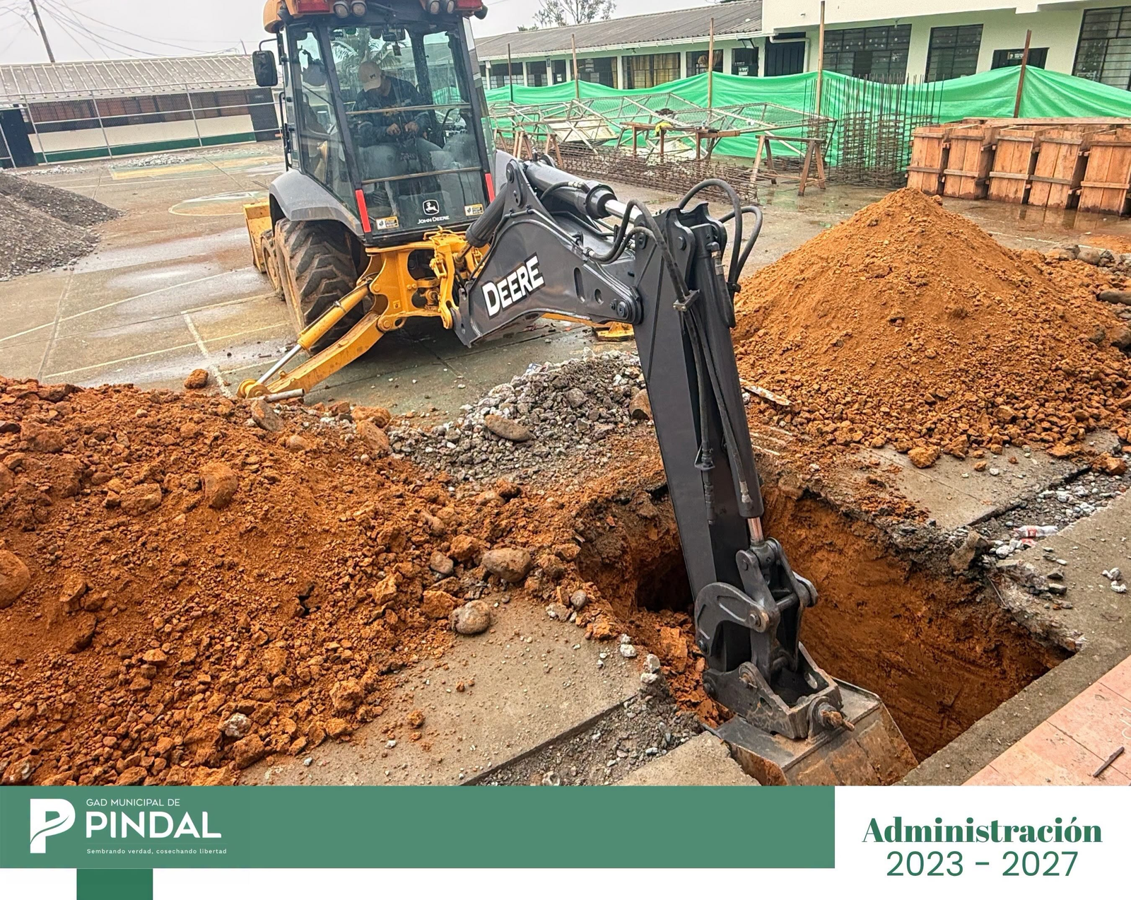 Máquina del GADM Pindal, trabajando en la cimentación de las cubiertas en la Unidad Educativa Pindal