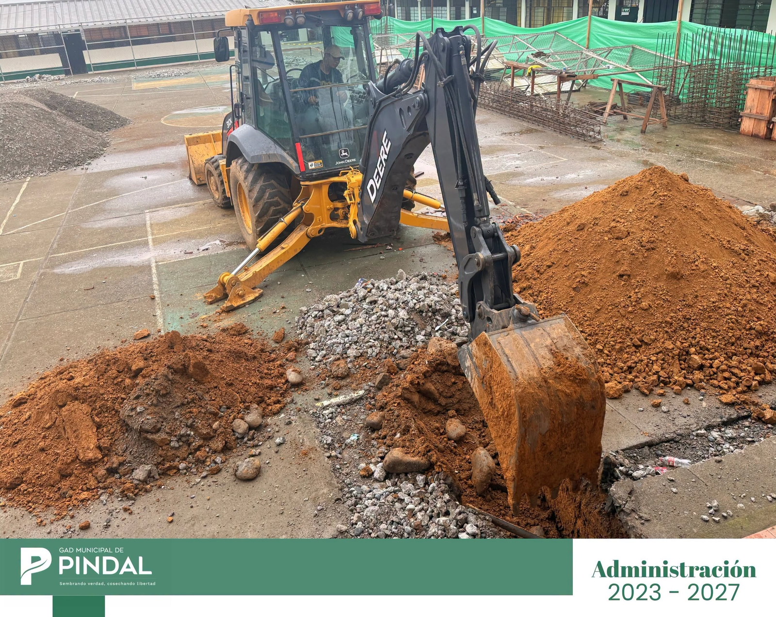 Máquina del GADM Pindal, trabajando en la cimentación de las cubiertas en la Unidad Educativa Pindal