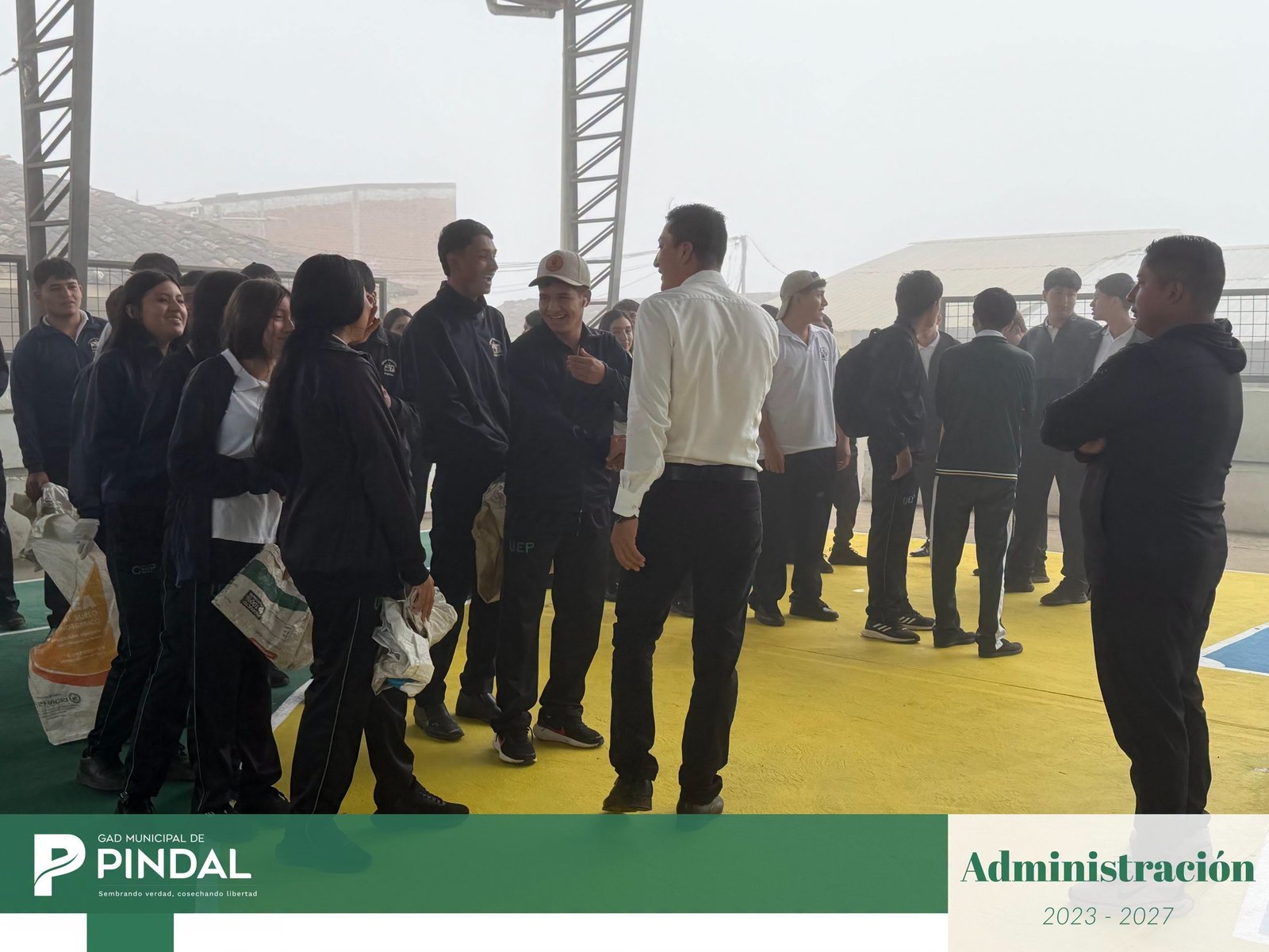 Alcalde Julio Guerrero saludando a los participantes de la minga