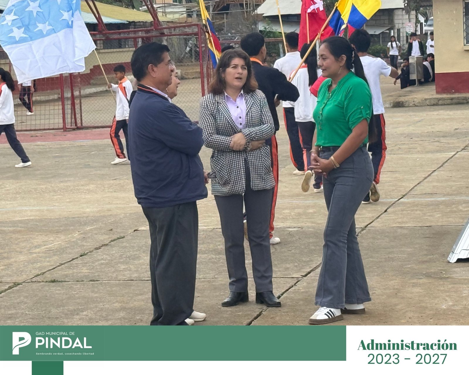 Vicealcaldesa Mariela Calderon, junto a docentes de la Unidad Educativa Dr. Ramón Riofrío Bustamante