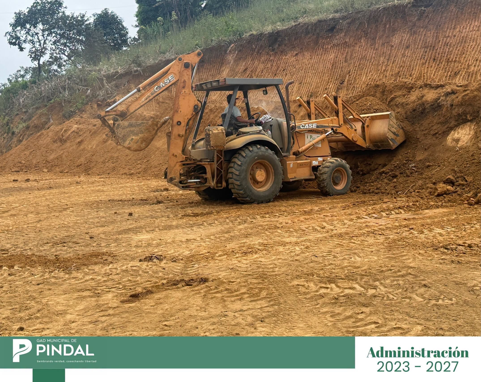 Máquina del GADM Pindal, durante adecuación de terreno en el sitio El Señor Cautivo de Ayabaca