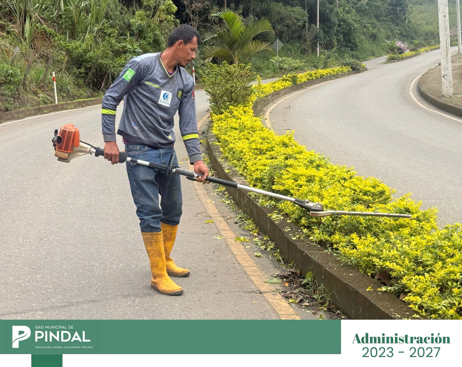 Personal del GADM Pindal durante mantenimiento de espacios verdes