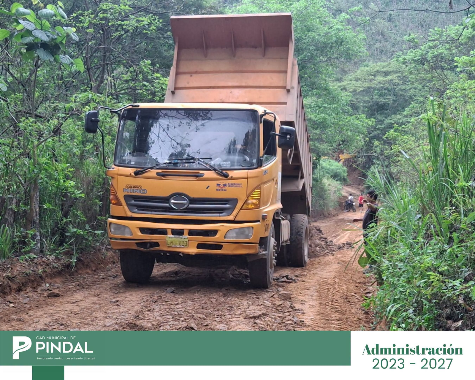 Volqueta del GADM Pindal en trabajos en Buena Vista