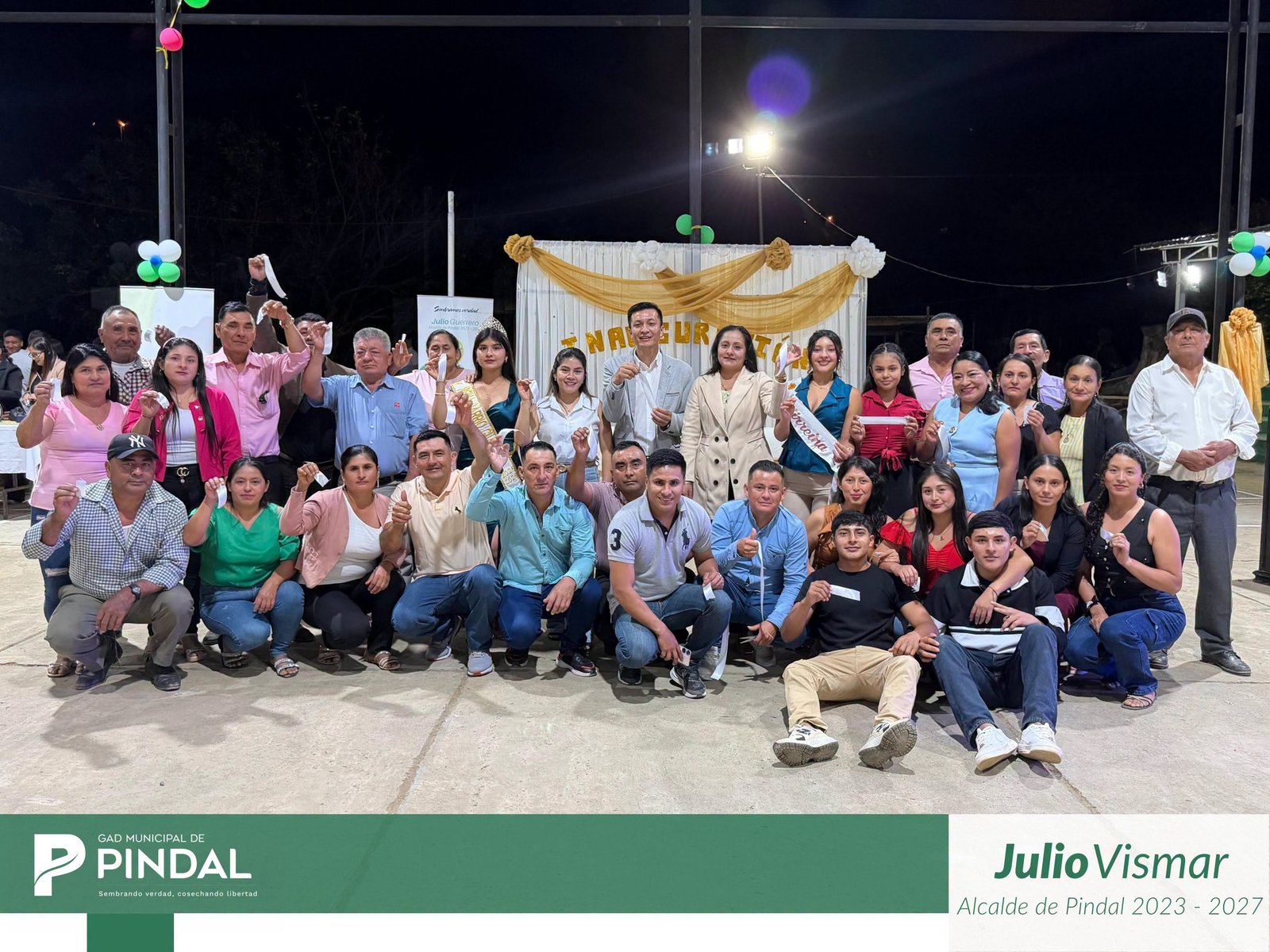 Alcalde Julio Guerrero inaugura la nueva cubierta de la cancha deportiva de la comunidad Guayabal, en el cantón Pindal, junto a autoridades locales y habitantes del sector.