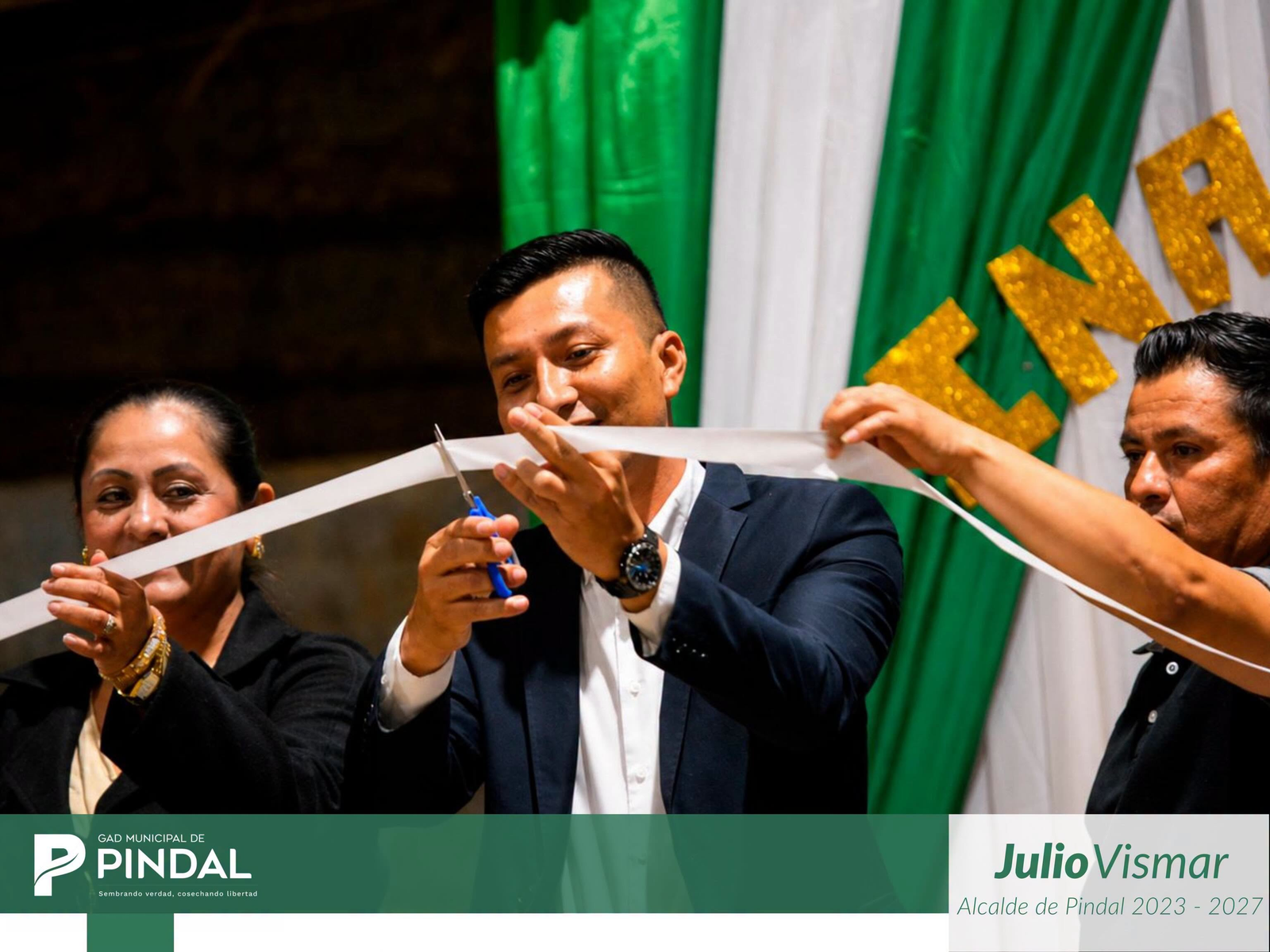 Alcalde Julio Vismar Guerrero durante la inauguración de la nueva cubierta deportiva de la comunidad El Guásimo, cantón Pindal.