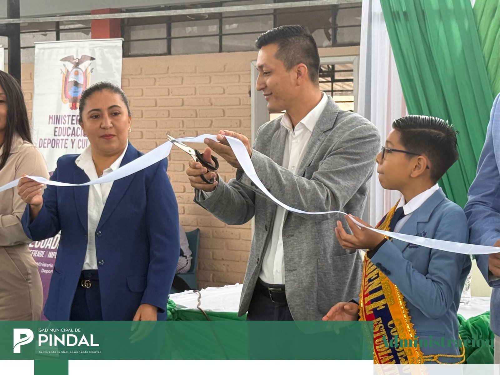 Alcalde Julio Guerrero durante la inauguración de la nueva cubierta de la escuela Zoila Rendón de Mosquera en Pindal.